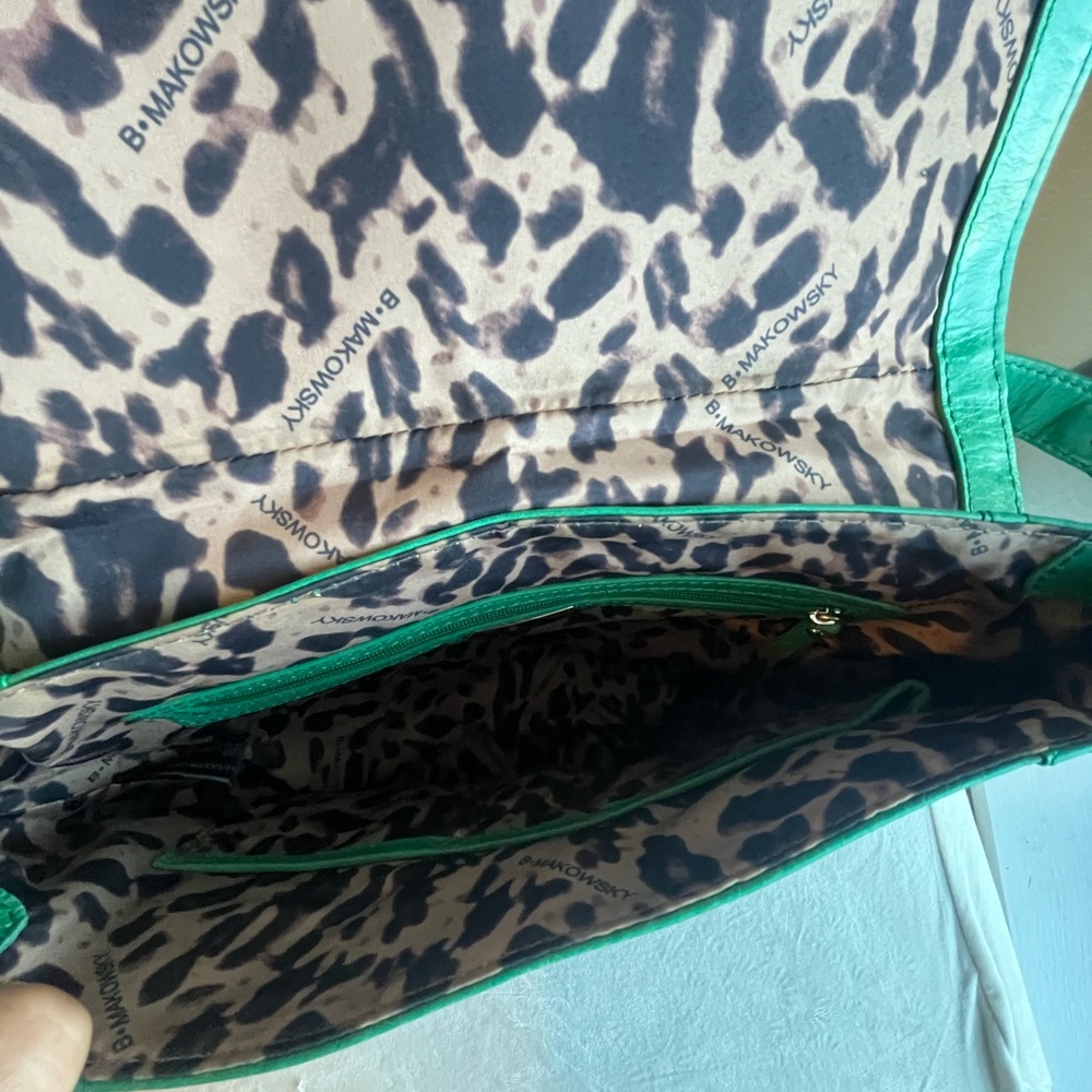 B. Makowski Karlie Glazed Leather Crossbody Adjust Strap Green NWT - Picture 6 of 6